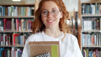 大学图书馆里拿着书的学生美女微笑的画像